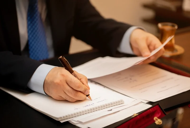 empresario-firmando-documentos-importantes-del-contrato